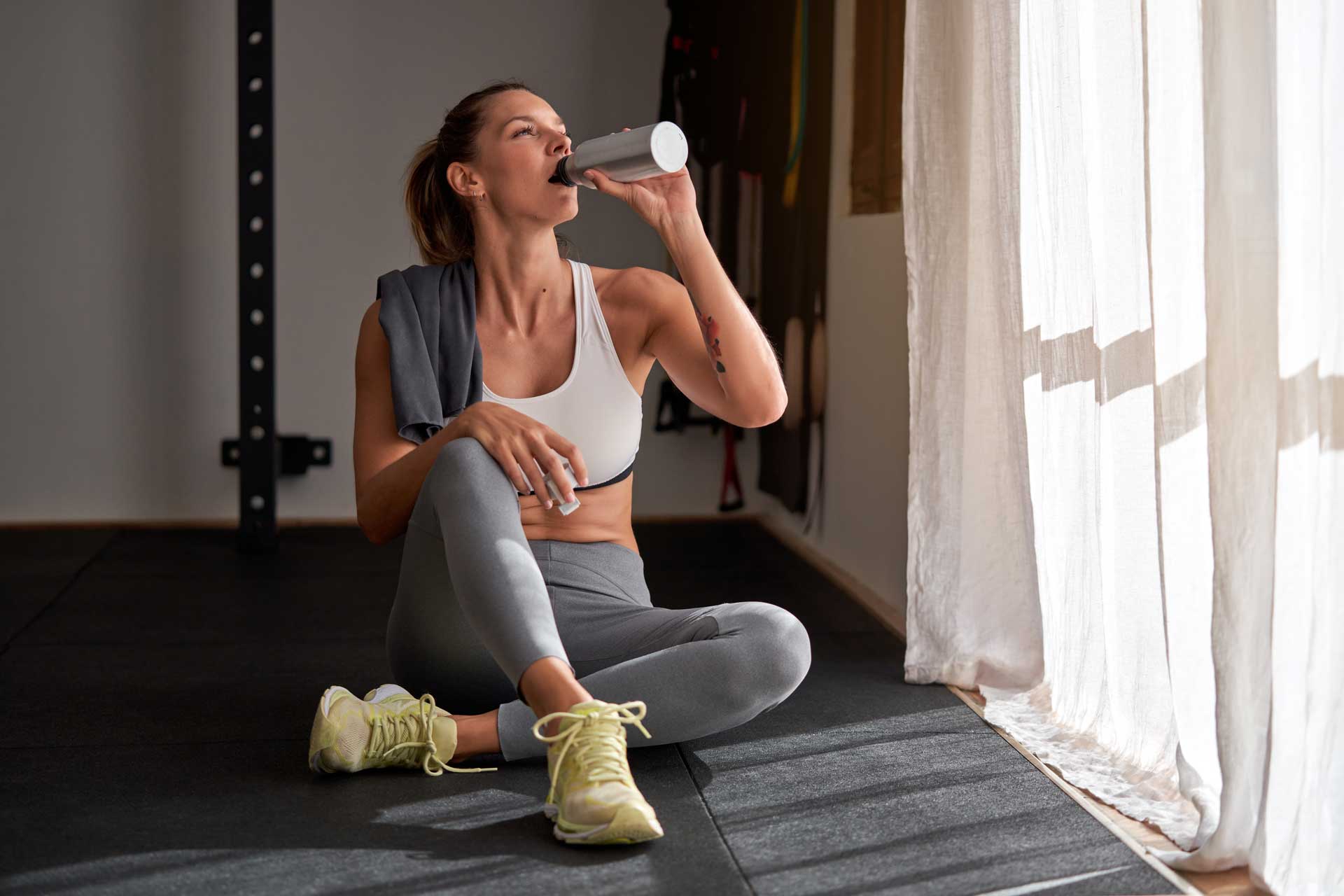 Osmosewasser Frau trinkt Wasser beim Sport